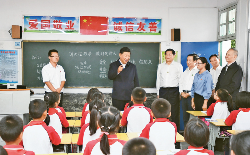 2020年9月16日至18日，中共中央總書記、國家主席、中央軍委主席習近平在湖南考察。這是16日下午，習近平在郴州市汝城縣文明瑤族鄉(xiāng)第一片小學，同正在上思政課的同學們親切交流。 新華社記者 謝環(huán)馳/攝