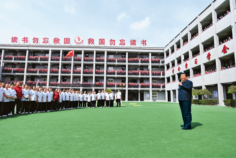 2021年9月13日至14日，中共中央總書記、國家主席、中央軍委主席習近平在陜西省榆林市考察。這是14日上午，習近平在綏德實驗中學考察時，同師生親切交流。 新華社記者 謝環(huán)馳/攝